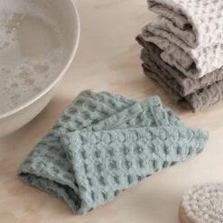The Organic Company Big Waffle Keittiöliina/pyyhe, Mintunvihreä -Frama Myymälämyynti 1027 410 Big Waffle Wash Cloth Dusty Mint Lifestyle 01