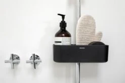 Brabantia ReNew Suihkuteline, Tummanharmaa -Frama Myymälämyynti 1ReNew Shower Caddy Dark Grey 8710755280740 Brabantia 300dpi 6720x4480px 6 NR 22436