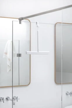 Brabantia ReNew Kuivauslasta, Valkoinen -Frama Myymälämyynti 1ReNew Shower Squeegee White 8710755280184 Brabantia 300dpi 4480x6720px 6 NR 19417