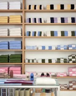 HAY Mono Kylpypyyhe, Taivaansininen -Frama Myymälämyynti 3 Days of Design 2022 Mono Bath Towel family Check family