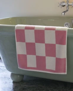 HAY Check Kylpypyyhe, Vaaleanpunainen -Frama Myymälämyynti Check Bath Mat pink