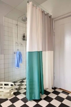 HAY Check Suihkuverho, Vihreä -Frama Myymälämyynti Check Shower Curtain green Basket S soft yellow Mono Bath Towel sky blue