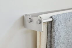 Form & Refine Arc Double Pyyheteline, Teräs -Frama Myymälämyynti FR Arc Towelbar double steel detail