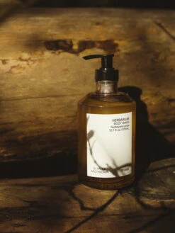 Frama Herbarium Suihkugeeli, 375 Ml -Frama Myymälämyynti Frama Herbarium Product Forest 2022 Paolo Galgani 4x3 1