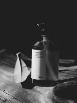 Frama Herbarium Suihkugeeli, 375 Ml -Frama Myymälämyynti Frama Herbarium Product Forest 2022 Paolo Galgani 4x3 16