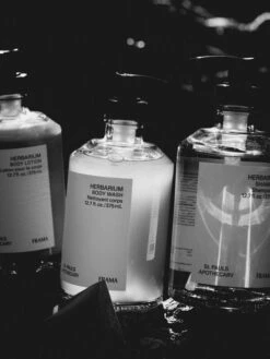 Frama Herbarium Suihkugeeli, 375 Ml -Frama Myymälämyynti Frama Herbarium Product Forest 2022 Paolo Galgani 4x3 17 1