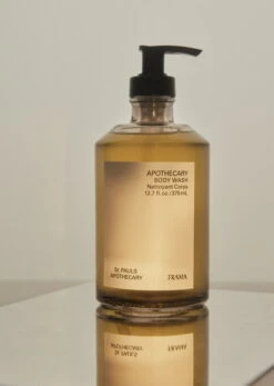 Frama Apothecary Lahjapakkaus, Shampoo Ja Suihkugeeli -Frama Myymälämyynti Frama St Pauls Apothecary Context Image 04 338