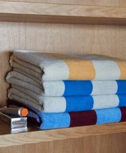 HAY Frotté Stripe Käsipyyhe, Viininpunainen - Taivaansininen -Frama Myymälämyynti FrottStripe Hand Towel family