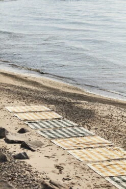 HAY Frotté Stripe Jättipyyhe, Lämmin Keltainen -Frama Myymälämyynti Frotte Stripe family 01