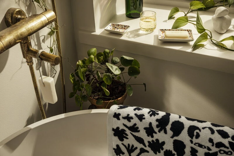 Iittala OTC Gepardi Kylpypyyhe, Musta - Valkoinen 4 Iittala OTC Gepardi Kylpypyyhe, Musta - Valkoinen - Image 2