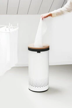Brabantia Pyykkikori 35L, Valkoinen - Korkkikansi 11 Brabantia Pyykkikori 35L, Valkoinen - Korkkikansi -Frama Myymälämyynti Laundry Bin 35L Cork Lid White 8710755104367 Brabantia 3840x5760px 6 NR 2218