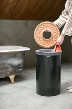 Brabantia Pyykkikori 60L, Mattamusta - Korkkikansi 11 Brabantia Pyykkikori 60L, Mattamusta - Korkkikansi -Frama Myymälämyynti Laundry Bin 60L Cork Lid Matt Black 8710755120022 Brabantia 300dpi 3840x5760px 6 NR 13833