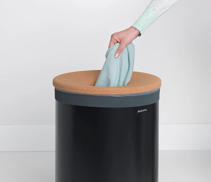 Brabantia Pyykkikori 60L, Mattamusta - Korkkikansi 4 Brabantia Pyykkikori 60L, Mattamusta - Korkkikansi - Image 3