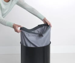 Brabantia Pyykkikori 60L, Mattamusta - Korkkikansi 12 Brabantia Pyykkikori 60L, Mattamusta - Korkkikansi -Frama Myymälämyynti Laundry Bin 60L Cork Lid Matt Black 8710755120022 Brabantia 300dpi 6408x5389px 6 NR 13645