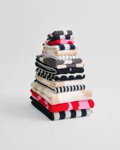 Marimekko Räsymatto Vieraspyyhe, Musta-valkoinen 9 Marimekko Räsymatto Vieraspyyhe, Musta-valkoinen -Frama Myymälämyynti MM Cont towels