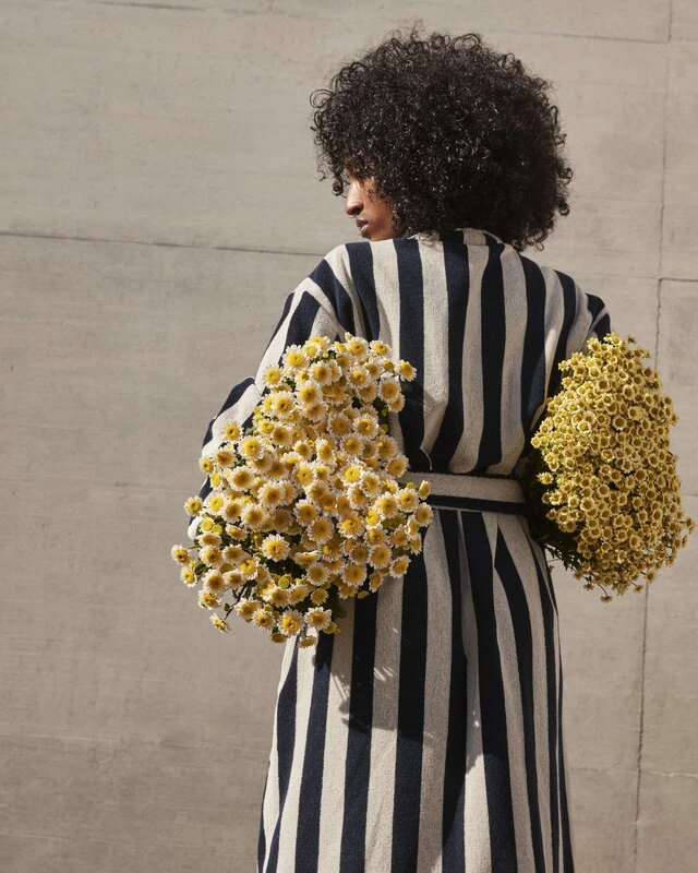 Marimekko Nimikko Kylpytakki, Hiekka - Tummansininen 4 Marimekko Nimikko Kylpytakki, Hiekka - Tummansininen - Image 2