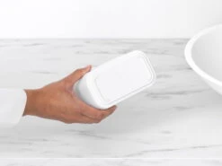 Brabantia MindSet Roska-astia Kylpyhuoneeseen, Mineral Fresh White -Frama Myymälämyynti MindSet Bathroom Waste Caddy White 8710755303388 Brabantia 300dpi 3137x2353px 6 NR 27156