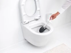 Brabantia MindSet WC-harja Ja Teline, Mineral Fresh White -Frama Myymälämyynti MindSet Toilet Brush and Holder Mineral Fresh White 8710755303029 Brabantia 300dpi 7189x5392px 6 NR 27075
