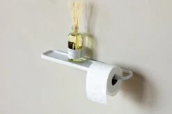 Brabantia MindSet WC-paperiteline Hyllyllä, Mineral Fresh White -Frama Myymälämyynti MindSet Toilet Roll Holder with Shelf Mineral Fresh White 8710755303142 Brabantia 96dpi 6720x4480px 6 NR 26775