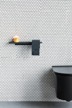 Brabantia MindSet WC-paperiteline Hyllyllä, Mineral Infinite Grey -Frama Myymälämyynti MindSet Toilet Roll Holder with Shelf Mineral Infinite Grey 8710755303128 Brabantia 96dpi 4480x6720px 6 NR 26732