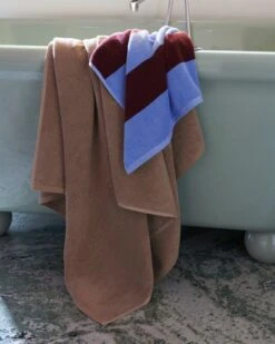 HAY Frotté Stripe Käsipyyhe, Viininpunainen - Taivaansininen -Frama Myymälämyynti Mono Bath Sheet cappuccino FrottStripe Hand Towel bordeaux and sky blue