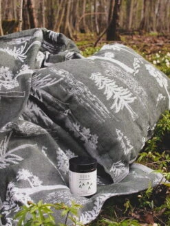 Metsä/Skogen Nebularis Laudeliina, 45 X 160 Cm, Oliivi - Luonnonvalkoinen 13 Metsä/Skogen Nebularis Laudeliina, 45 X 160 Cm, Oliivi - Luonnonvalkoinen -Frama Myymälämyynti P1016433