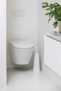 Brabantia ReNew WC-harja Ja Teline, Valkoinen -Frama Myymälämyynti ReNew Toilet Brush and Holder White 8710755414664 Brabantia 300dpi 4480x6720px 6 NR 19445