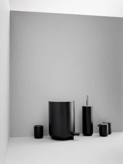 MENU WC-harja, Musta -Frama Myymälämyynti Soap Pump Location Norm 07 Download 300dpi JPG 28RGB29 112806 2