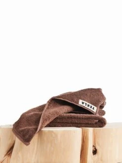 Tekla Jättipyyhe, Kodiak Brown -Frama Myymälämyynti TEKLA PACKSHOTS TOWELS 027 1