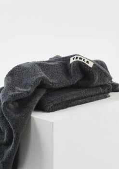 Tekla Kylpypyyhe, Charcoal Grey 10 Tekla Kylpypyyhe, Charcoal Grey -Frama Myymälämyynti TEKLA PACK 04 0119 1