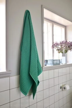 HAY Waffle Kylpypyyhe, Smaragdinvihreä 12 HAY Waffle Kylpypyyhe, Smaragdinvihreä -Frama Myymälämyynti Waffle Bath Towel aqua Arcs Vase mirror HAY Colour Crate dusty blue