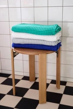 HAY Waffle Kylpypyyhe, Smaragdinvihreä 13 HAY Waffle Kylpypyyhe, Smaragdinvihreä -Frama Myymälämyynti Waffle Bath Towel family Rey Stool golden wb lacquered beech 3