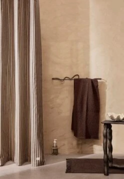 Ferm LIVING Curvature Pyyheteline, Musta Messinki -Frama Myymälämyynti fermLIVING ChambrayShowerCurtain image