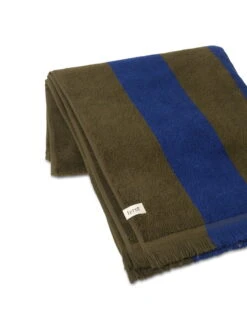 Ferm LIVING Alee Kylpypyyhe, 70 X 140 Cm, Oliivinvihreä - Sininen -Frama Myymälämyynti fermLIVING SS22 AleeBathTowel Olive BrightBlue 1104265582 pack 1