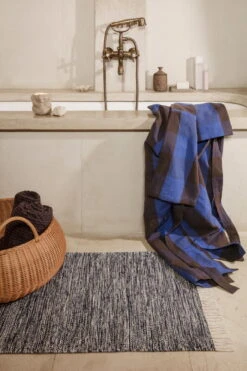 Ferm LIVING Field Kylpytakki, Ruskea - Sininen -Frama Myymälämyynti fermLIVING SS22 BraidedBasket FieldRobe image 1