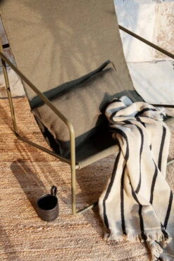 Ferm LIVING Alee Kylpypyyhe, 70 X 140 Cm, Hiekka - Musta -Frama Myymälämyynti fermLIVING SS22 DesertLoungeChair AleeBathTowel image 1