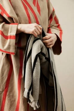 Ferm LIVING Field Kylpytakki, Camel - Punainen -Frama Myymälämyynti fermLIVING SS22 FieldRobe AleeBathTowel SandBlack image 1