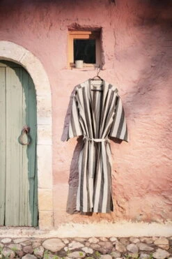 Ferm LIVING Field Kylpytakki, Hiekka - Musta 13 Ferm LIVING Field Kylpytakki, Hiekka - Musta -Frama Myymälämyynti fermLIVING SS22 FieldRobe SandBlack image 1