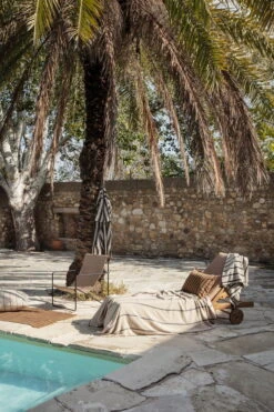 Ferm LIVING Alee Kylpypyyhe, 70 X 140 Cm, Hiekka - Musta -Frama Myymälämyynti fermLIVING SS22 YardPicnicBlanket AleeBathTowel image 1