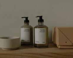 Frama Apothecary Lahjapakkaus, Suihkugeeli Ja Vartalovoide -Frama Myymälämyynti frama gift box apothecary body wash body lotion 1