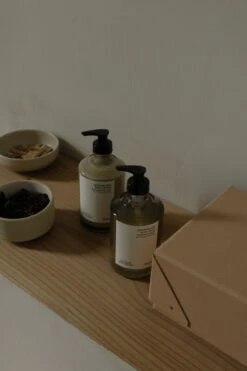 Frama Apothecary Lahjapakkaus, Suihkugeeli Ja Vartalovoide -Frama Myymälämyynti frama gift box apothecary body wash body lotion 2