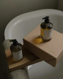 Frama Apothecary Lahjapakkaus, Shampoo Ja Suihkugeeli -Frama Myymälämyynti frama gift box apothecary body wash shampoo 1