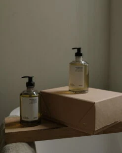 Frama Apothecary Lahjapakkaus, Shampoo Ja Suihkugeeli -Frama Myymälämyynti frama gift box apothecary body wash shampoo 2