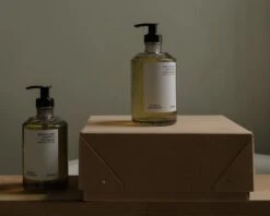 Frama Apothecary Lahjapakkaus, Shampoo Ja Suihkugeeli -Frama Myymälämyynti frama gift box apothecary body wash shampoo 3