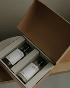 Frama Apothecary Lahjapakkaus, Käsisaippua Ja Käsivoide -Frama Myymälämyynti frama gift box apothecary hand wash hand lotion 1