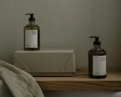 Frama Herbarium Lahjapakkaus, Shampoo Ja Suihkugeeli -Frama Myymälämyynti frama gift box herbarium body wash shampoo 4