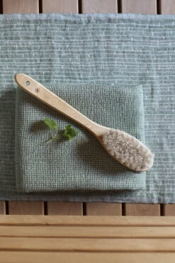 Lapuan Kankurit Terva Jättipyyhe, Valkoinen - Vihreä Haapa -Frama Myymälämyynti lapuan kankurit metsa saunacover design tong ren terva towel design team lapuan kankurit