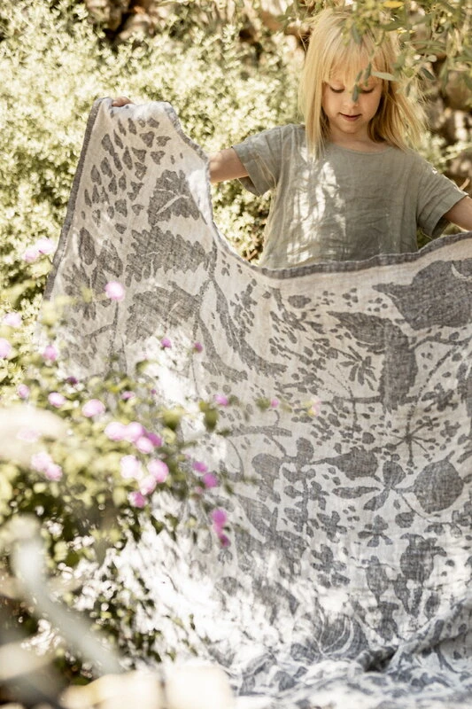 Lapuan Kankurit Villiyrtit Jättipyyhe, Musta - Pellava 4 Lapuan Kankurit Villiyrtit Jättipyyhe, Musta - Pellava - Image 2