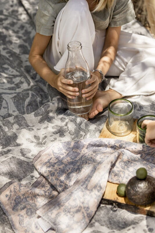 Lapuan Kankurit Villiyrtit Jättipyyhe, Musta - Pellava 5 Lapuan Kankurit Villiyrtit Jättipyyhe, Musta - Pellava - Image 3