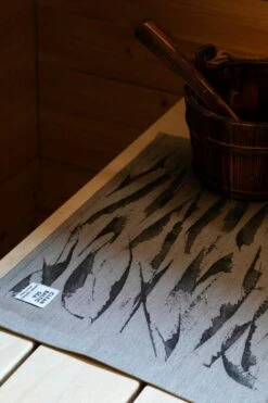 Lapuan Kankurit Aallokko Laudeliina, 46 X 60 Cm, Pellava - Musta -Frama Myymälämyynti lapuankankurit aallokko sauna cover linen black 1